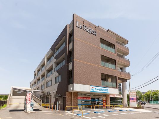 施設外観と薬局入り口  