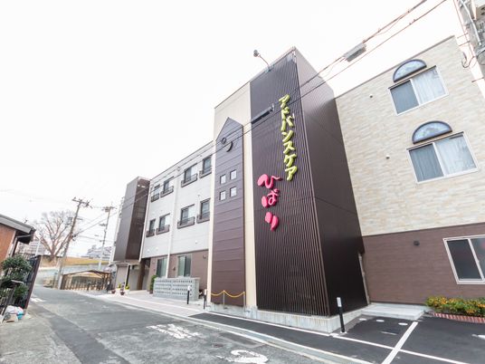 落ち着いた外観の建物