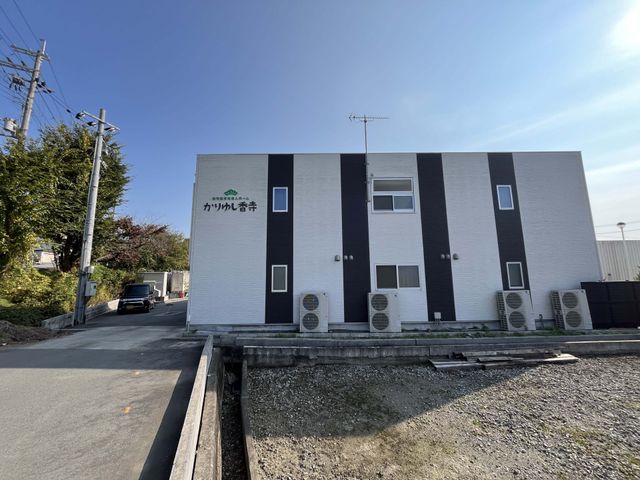 白い外壁の建物外観 外観   緑豊かな周囲に位置する、白い外壁が特徴的な施設です。駐車場も完備されており便利です。