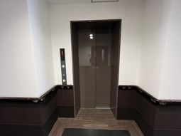 エレベーター前の明るい空間