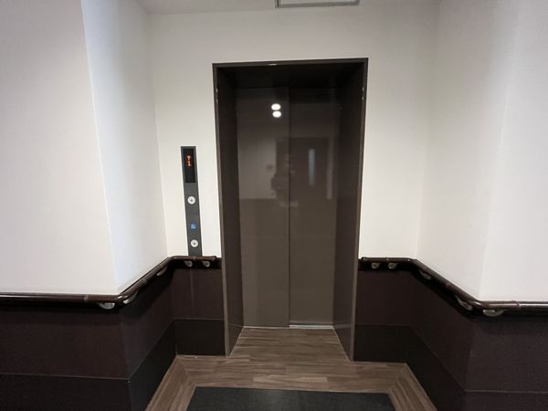 エレベーター前の明るい空間