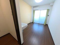 明るい広々とした居室