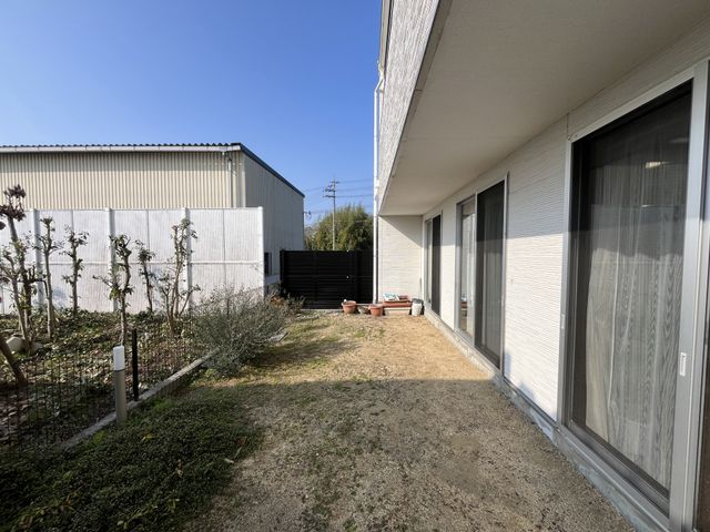 日の当たる建物脇の庭 庭 日差しが差し込む落ち着いた庭です。スタッフがリフレッシュするのにもぴったりな場所です。