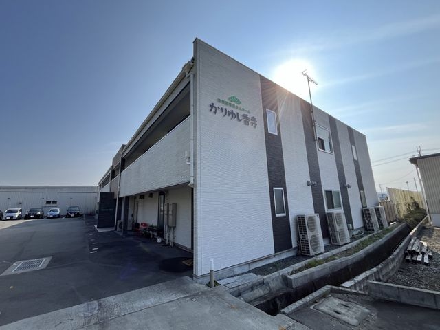 広々とした外観 外観 広々とした建物は、明るい光を取り入れやすいデザインです。駐車スペースも確保されています。