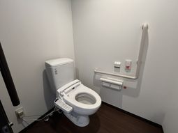 手すり付き便座トイレ  