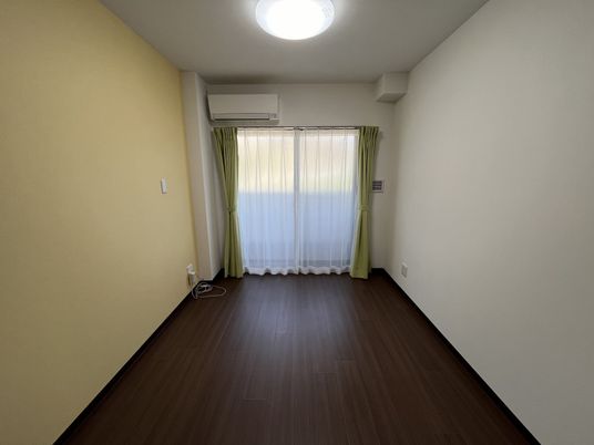 明るい個室の居室