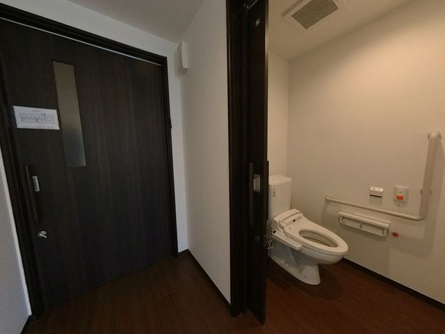 手すり付きのトイレ トイレ 安全を考慮した手すりが完備されたトイレです。清潔で快適に使用できます。