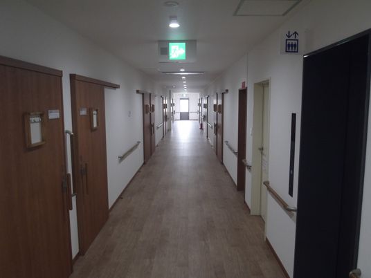 明るい廊下の風景