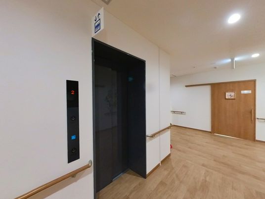 開かれたエレベーターの扉