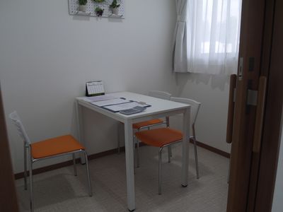 明るい居室の一角