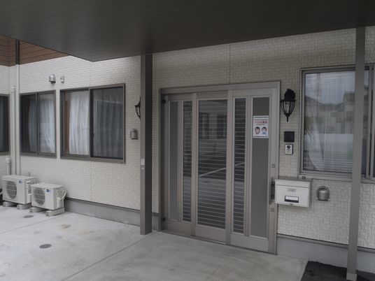 入り口の落ち着いた外観