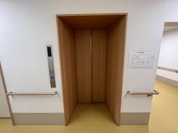 バリアフリー設計のエレベーター