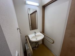 手すり付き洗面所の様子