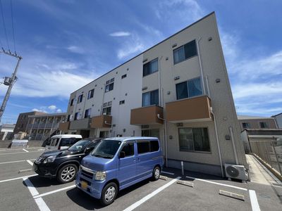 明るい外観の建物