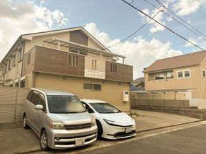 駐車スペースのある建物外観
