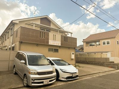 駐車スペースのある建物外観