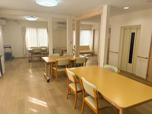 自然光の明るいリビング