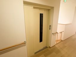 エレベーターの周辺