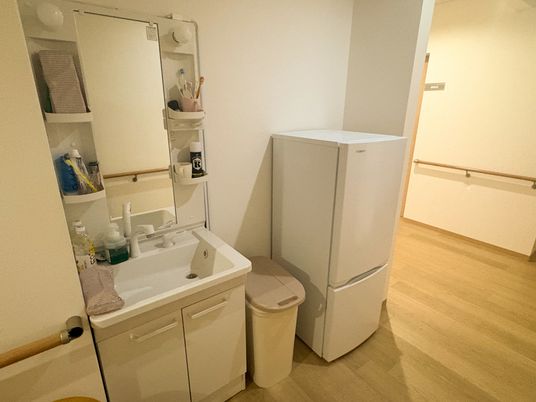 洗面台と冷蔵庫のある居室