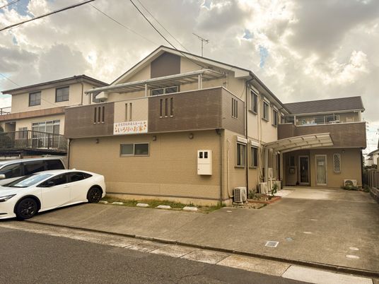 温かな雰囲気の建物外観