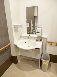 手すり付きの清潔な洗面台