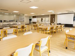 広々とした明るい食堂