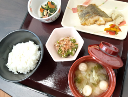 栄養満点の食事提供風景