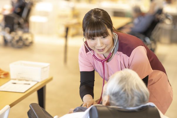 看護師と利用者の様子