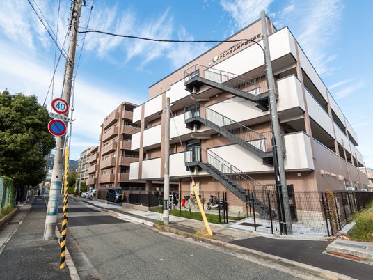 落ち着いた色調の外観