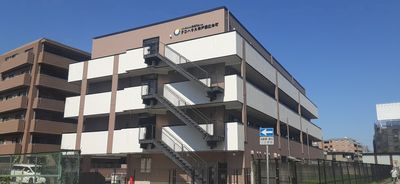 落ち着いた外観の建物