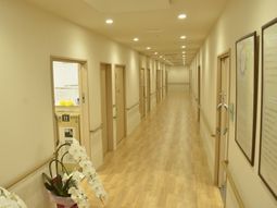 廊下が広く明るい