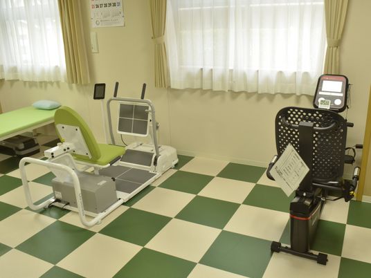 リハビリ用機器が整う室内