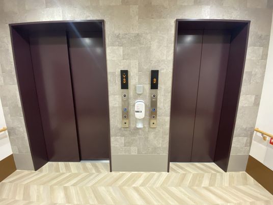 エレベーター前の廊下