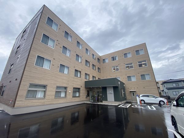 多階建てのモダンな外観