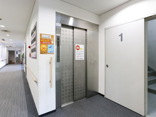 清潔なエレベーター付近