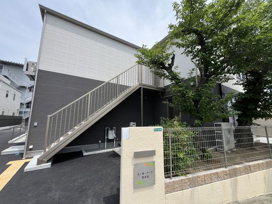 静かな街の居室外観