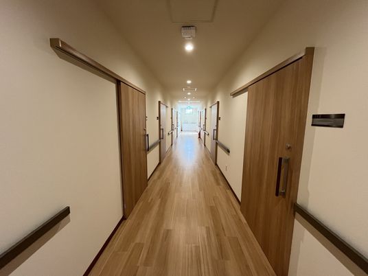 手すり付きの温もり廊下