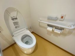 手すり付きの設備トイレ