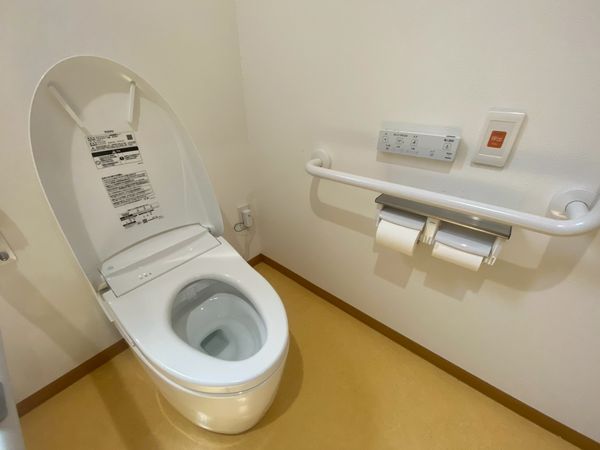 手すり付きの設備トイレ