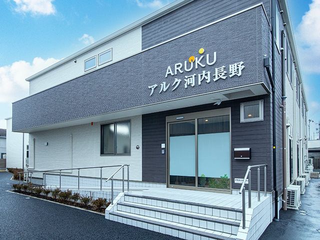入口の外観 外観 車椅子利用者にも配慮したスロープ付きの入口を備える建物です。優れたアクセスが可能です。