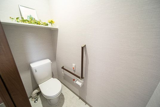 手すり付きのトイレ