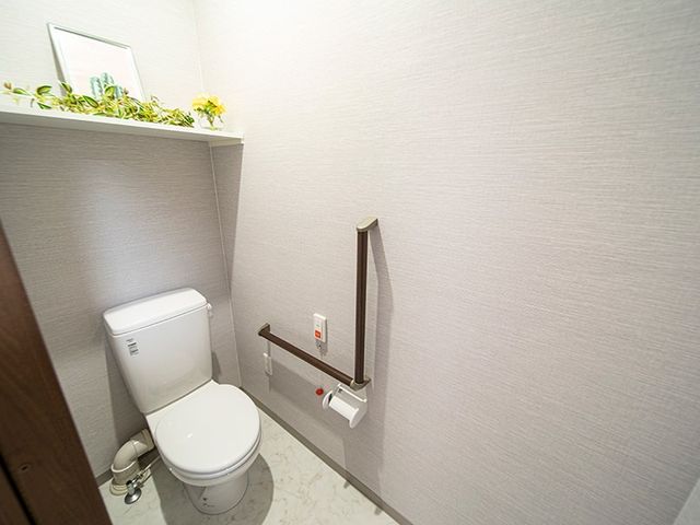 手すり付きのトイレ トイレ 手すりが設置されたトイレです。安全を考慮した空間となっております。