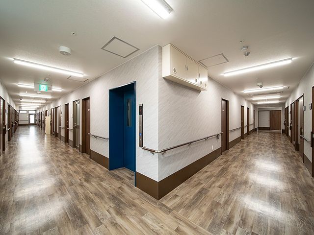 落ち着いた廊下 廊下 木目調の床材が温かみを感じさせる廊下です。広々とした作りで移動もスムーズです。