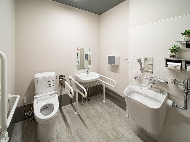 機能的なトイレ施設 トイレ 機能的で清潔感のあるトイレです。手すりが設置されており、安全に配慮されています。