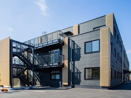 モダンな外観の建物  