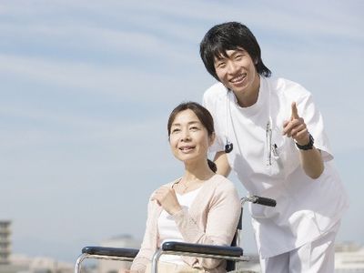 笑顔交わす介護士と利用者