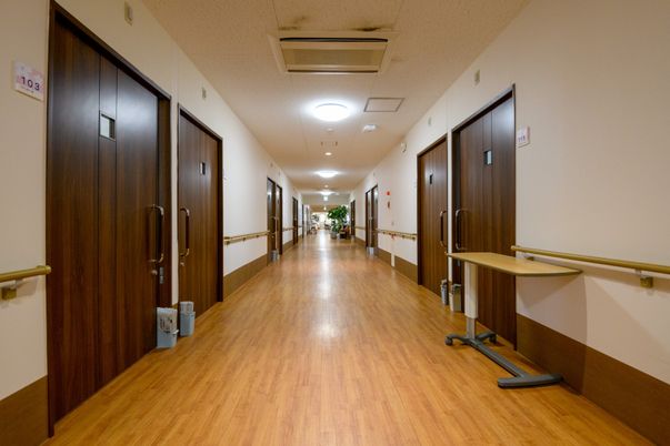 清潔で広々した廊下の景色