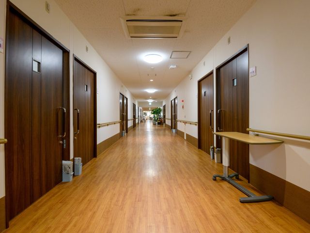 清潔で広々した廊下の景色 廊下 明るく清潔な廊下で、利用者様のサポートをする温かい職場を提供いたします。