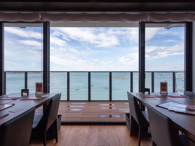 海が見えるダイニング ダイニングルーム 穏やかな海を眺めながら食事ができるダイニングです。開放感あふれる空間で、心地よいひと時をお過ごしいただけます。
