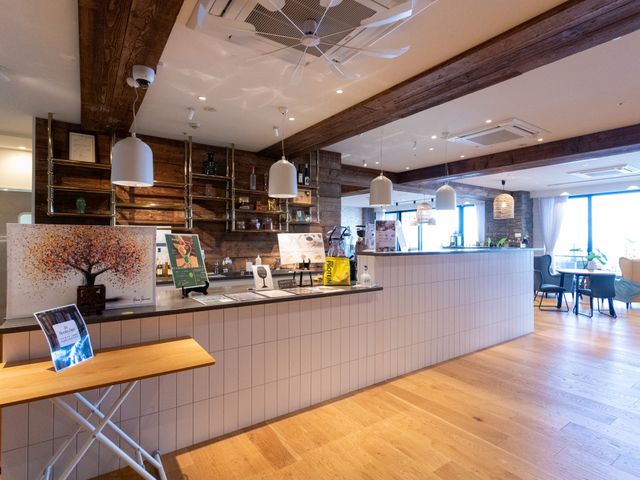 快適な空間のダイニング カフェ ゆったりとしたダイニングでは、料理やお茶をお楽しみいただける落ち着いた雰囲気です。